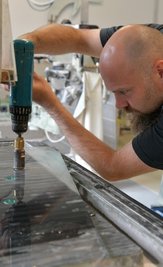 Silvio Braun, Mitarbeiter im technischen Service bei Labor-Pilz, bei der Arbeit im Betriebsteil Spiegel- und Glasveredelung.