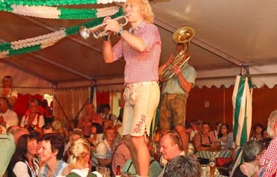 Ausgelassene Stimmung und Tanzen auf den Tischen - das Oktoberfest in der Stadthalle lädt am 2. Oktober dazu ein.
