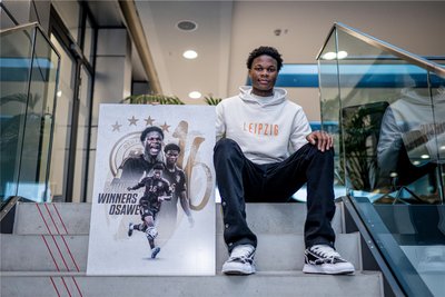 Empfang eines Weltmeisters: U17-Nationalspieler Winners Osawe wird in der Nachwuchsakademie von seinem Verein RB Leipzig stolz empfangen.