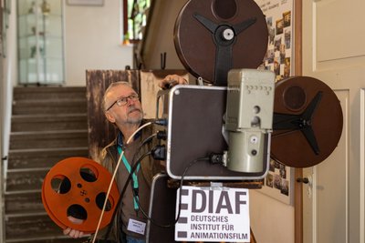 Rudolf Clauß hat mit einem alten Projektor von 1951 im Neuen Konsulat alte Trickfilme gezeigt.