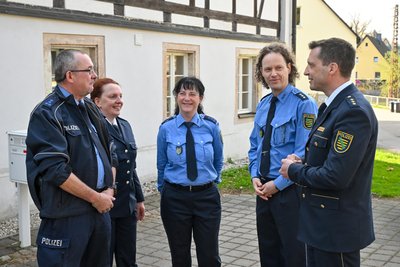 Als Reaktion auf die jüngste Einbruchserie gaben die Polizeimitarbeiter bzw. -mitarbeiterinnen Mario Uhlmann, Claudia Müller-Irrgang, Kathy Seyferth, Ronny Thon, Alexander Beitz (von links) den Adelsbergern Tipps, wie sie sich gegen Einbrüche schützen können.