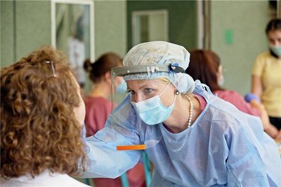 Die Mitarbeiterin des Gesundheitsamtes testet eine Schülerin, indem sie einen Rachenabstrich nimmt. So wie hier, das Bild entstand vor einigen Tagen für eine Studie in Zwickau, sieht es derzeit an vier Schulen in Mittelsachsen aus. Überall sind Coronafälle aufgetreten. 