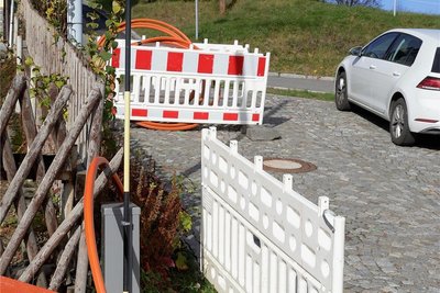 Hier endet der bisherige Netzausbau an der Drachenleithe in Crandorf. Für die Weiterführung an der Rittersgrüner Straße - Termin offen - werden ein Bohrgerät und eine Vollsperrung benötigt. 
