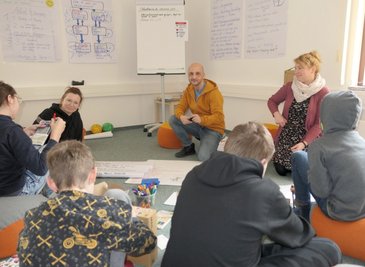 Schulsozialarbeiter Claudia Dobritz und Ronny Allmendinger sowie Familienberaterin Janett Neumeister (v. li.) vom Diakonischen Werk arbeiten mit den Schüler an deren Selbstbewusstsein.