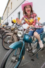 Therese „Resi“ Langhof-Thomas ist für jeden Spaß zu haben. aber mit der Neideiteln ist es ihr ernst.