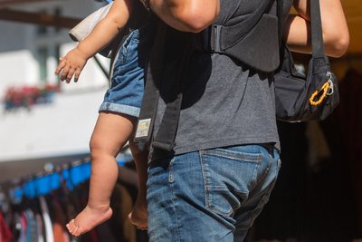 In Deutschland erklären 42 Prozent der Väter, kranke Kinder mindestens ebenso häufig zu betreuen wie ihre Partnerinnen. (Symbolbild)