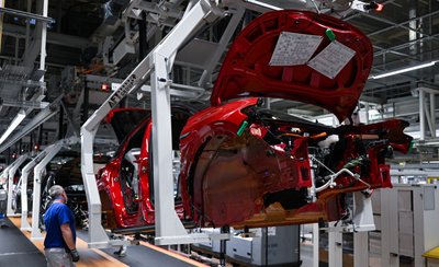 Ein ID.5 läuft im Werk von Volkswagen in Zwickau über die Linie.