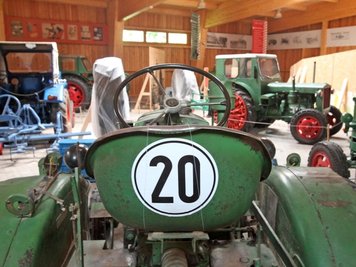 Die Traktorensammlung des Deutschen Landwirtschaftsmuseums im Schloss Blankenhain umfasst mehr als 100 Exemplare. Um die Fahrzeuge würdig präsentieren zu können, wurde extra eine Halle gebaut. 