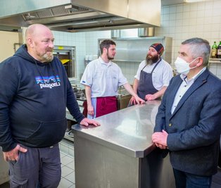 In der Küche des Restaurants "Hirsch" wird wieder gekocht. Gastronom und Pächter Roger Sandler (links) erklärt Bürgermeister Steffen Schneider den derzeitigen Stand. Hinten die Köche Benjamin Stephan (rechts) und Marcus Völker, die hier die Kellen führen.