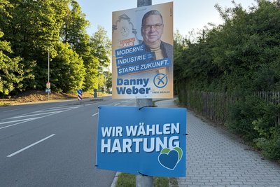 Wer steckt hinter den blauen Wahlplakaten im Stadtgebiet von Aue-Bad Schlema? Auf den ersten Blick ist das nicht zu erkennen.
