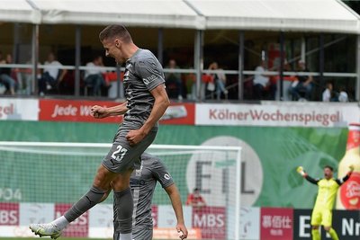Jubelsprung nach Ausgleichstor: Marius Hauptmann nach dem 1:1. Im Hintergrund jubelt Johannes Brinkies. 