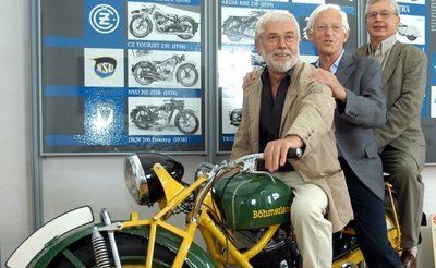 Die Gestalter der neuen Motorrad-Museumsausstellung Fritz Bonss, Manfred Gottschall und Siegfried Lorenz (v. l.) auf einer Böhmerland-Maschine. 