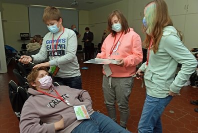 Den außergewöhnlichen Unterrichtstag erlebten auch die Schüler der 8. Klasse aus Regis-Breitingen. Sie unternahmen auch ein Rollenspiel und sollten sich in die Situation im Krankenhaus versetzen. Patient Jonas liegt auf der Intensivstation. Arzt Collin versorgt ihn. 