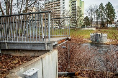 Die Lücke: Nach dem Brand musste die alte Brücke in einer spektakulären Aktion abgebaut werden. 