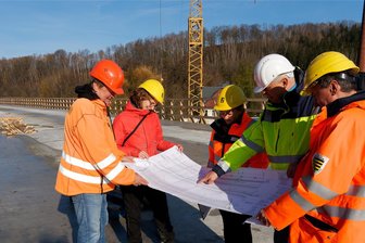 92 Meter lang: Neue Flöhabrücke zwischen Pockau und Olbernhau im Rohbau fertig - Maik Schönstein, Bauoberleitung, Jana Sauer, Umweltbaubegleitung, Lasuv-Sprecherin Rosalie Stephan, Lars Melzer, Chemnitzer Verkehrsbau, und Michael Scheller, Bauleiter Lasuv, (v. l.) bei einem Vor-Ort-Termin auf der neuen Brücke.