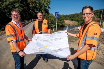 92 Meter lang und dreigeteilt: Baubeginn für neue Flöha-Brücke zwischen Pockau und Olbernhau - Der lange Genehmigungsprozess ist beendet, der Plan bestätigt. Nun gilt es, ihn umzusetzen, sagt Dr. Martin Lisson (Mitte), Referatsleiter Bauausführung beim Lasuv, der gemeinsam mit Stephan Berger (l.) vom Wirtschaftsministerium sowie Franz Grossmann, Lasuv-Sprecher, zum Baustart der neuen Flöhabrücke gekommen war.
