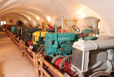 Das Landwirtschaftsmuseum auf Schloss Leiben in Österreich besitzt ebenfalls eine Traktorensammlung, wenn auch eine viel kleinere. Bei den Fahrzeugen handelt es sich um Leihgaben verschiedener Besitzer. 