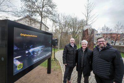 Steffen Zenner, Kai-Michael Sprenger und Sebastian Höfer (v. li.) enthüllten den Monitor.