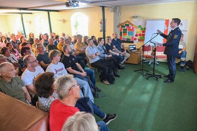 Rund 100 Anwohner kamen zu dem Info-Abend im Gemeinderaum der Kirche und hörten sich die Ratschläge der Experten an.