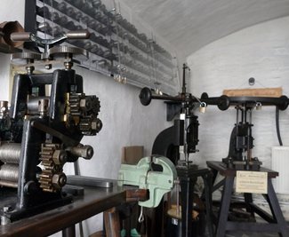 Die Werkzeuge und Prägemaschinen der Numismatiker werden aus der Werkstatt im Schlosshof in den Außenbereich verlagert.