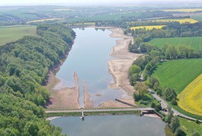 Aus der Luft wird deutlich, dass sich die Talsperre nur langsam wieder mit Wasser füllt. Im Vordergrund ist der Vorstau zu sehen. 