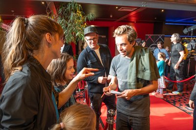 Tobias Krell mit Fans kurz nach der Premiere seines neuen Films im Chemnitzer Cinestar.