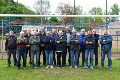 An alter Wirkungsstätte stellten sich die Helden von 1980 noch einmal für ein Mannschaftsfoto auf - von links: Olaf Eppendorfer, Jochen Kolditz, Christian Weber, Dieter Fröhner, Klaus Küchler, Günter Haase, Uwe Sieber, Christoph Melzer, Volker Uhlmann, Wolfram Uhlig, Andreas Pauli, Steffen Eckardt, Jürgen Meier und Peter Einenkel.