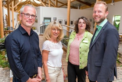 Helfen gemeinsam bei Morbus Bechterew: Chefarzt Dr. Enrico Weidauer und Oberärztin Heike Junghans von der Rehabilitationsklinik in Thermalbad Wiesenbad, Jana Schmalisch vom Landesverband Sachsen des DVMB und Thermalbad Wiesenbads Bürgermeister Thomas Mey (von links).