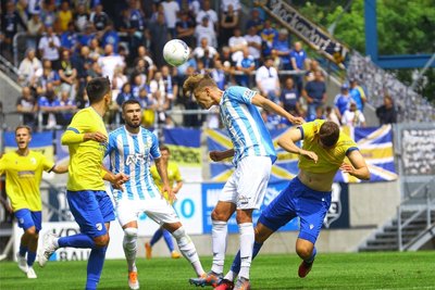Der Chemnitzer FC (hier mit Felix Müller am Ball und Niclas Erlbeck) trennte sich zum Auftakt der neuen Saison in der Regionalliga vom FC Carl Zeiss Jena mit einem 0:0-Unentschieden.