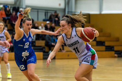 Lucile Peroche (rechts, hier gegen die ehemalige Chemnitzer Spielerin Emily Enochs im Hinspiel gegen Bielefeld) gehört zu den erfahrenen Spielerinnen im Kader der Chemcats. Doch auch sie hat noch kein Mittel gegen die eklatante Auswärtsschwäche in dieser Saison gefunden.