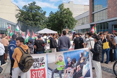Die Demonstranten versammeln sich am Johannisplatz.