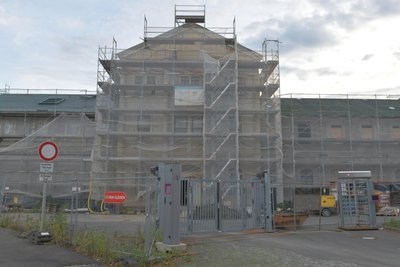 Die Stadt hatte das denkmalgeschützte Gebäude 2019 übernommen, um es zu sanieren. Mittlerweile liegen die Kosten laut Rathaus bei rund 24,5 Millionen Euro. Der Rohbau ist fast fertig, der Außenputz aufgebracht.