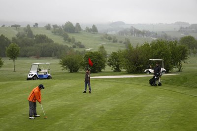 Auf der 42 Hektar großen Anlage in Gahlenz kann man das Golfspielen ausprobieren und lernen.