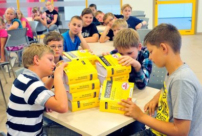 Sebastian Lippmann, Benjamin Hanwald, Martin Kreißig und Niklas Türpe (vorn, von links) haben schon mit dem Schmökern im Duden begonnen. Das Nachschlagewerk bekamen sie und 49 weitere Fünftklässler der Lichtenauer Mittelschule von der Sparkasse Mittelsachsen als Geschenk.