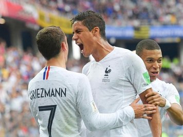 Die beiden Torschützen Raphael Varane (M) und Antoine Griezmann (l.).