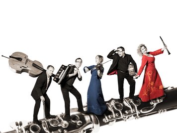 Tino Scholz (Kontrabass), Hans-Richard Ludewig (Akkordeon), Kerstin Guzy (Geige), Michael Winkler (Schlagzeuge) und Anja Bachmann (Klarinette, v.l.) bilden die Freiberger Klezmer-Band Harts un Neschome, die am 21. Juli ab 21 Uhr ein Streamingkonzert im Internet gibt.