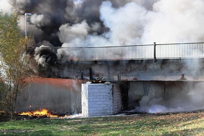 Das Feuer: Am 12. Oktober 2018 wurde die sogenannte Apfelsinenbrücke über die Zschopau in Flöha bei einem Brand total zerstört. Eine neue Brücke als kurze Verbindung zwischen Wohngebiet und Baumwollpark zum Einkaufszentrum war zunächst nicht geplant, wurde aber von vielen Seiten gefordert. Deshalb beschloss der Stadtrat 2019 den Ersatzneubau. 