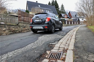 Die von Wohnhäusern gesäumte August-Bebel-Straße in Schwarzenberg-Sachsenfeld befindet sich in einem schlechten baulichen Zustand. In diesem Jahr soll in Regie der Wasserwerke ein erster Bauabschnitt der Sanierung in Angriff genommen werden. 