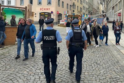 Beamte des Polizeireviers schauten bei Fabulix zu Fuß nach dem Rechten. Sie wurden dabei an den fünf Veranstaltungstagen von tschechischen Kollegen und Bereitschaftspolizisten unterstützt.