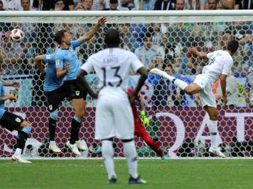 Raphael Varane (r) erzielt per Kopf das Tor zum 1:0.
