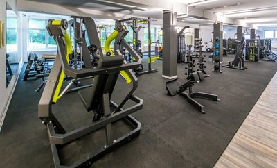 Das neue Fitnessstudio im Marienberger Ortsteil Pobershau mit Industrie-Charme. Ein Blick ins Innere zeigt: Auf 270 Quadratmetern können die Mitglieder an rund 30 Geräten trainieren.