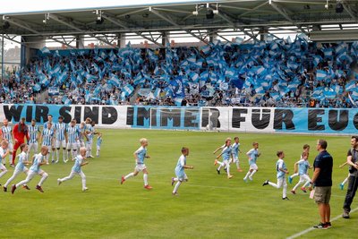 Die Südtribüne im Chemnitzer Stadion war komplett voll, die Fans unterstützten ihre Mannschaft leidenschaftlich.