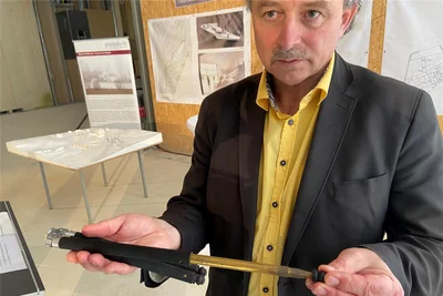 Robert Lebegern, Leiter im Deutsch-Deutschen Museum Mödlareuth, zeigt ein Exponat, das in der neuen Ausstellung gezeigt werden soll. Mit dem Taschenstativ tastete ein Mödlareuther (Ost) auf der Flucht in den Westen nach Minen.