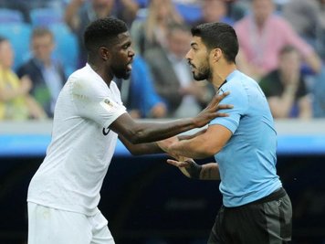 Luis Suarez (r.) und Samuel Umtiti diskutieren über eine Schiedsrichter-Entscheidung.