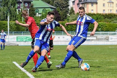 Die Mittweidaer Christian Schmidt (M.) und Nils König (r.), hier im Spiel gegen Stahl Riesa,  bleiben nach gutem Kampf in der zweiten Hälfte wieder ohne etwas Zählbares.
