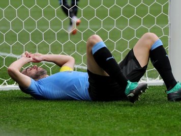 Uruguays Kapitän Diego Godin liegt nach einer vergebenen Torchance auf dem Rasen.