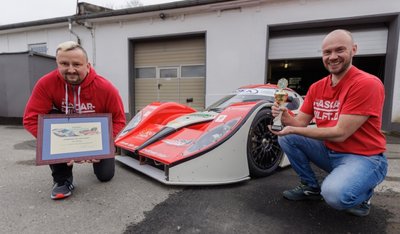 Jan Wätzig will für einen guten Zweck Autorennen auf dem Lausitzring fahren. 