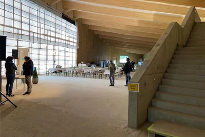 Blick in den Neubau des Deutsch-Deutschen Museums. Das große Panoramafenster, das jetzt noch mit Folie abgehangen ist, ermöglicht Besuchern künftig einen Blick Richtung Mauer und Tannbach.