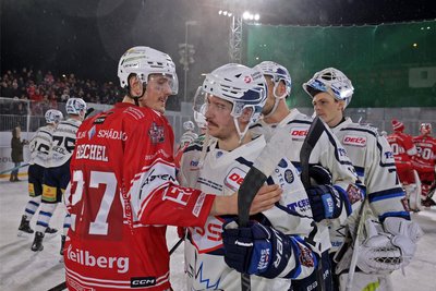 Thomas Reichel (links/beim Hockey Outdoor Triple) hat seinen Vertrag in Crimmitschau verlängert.