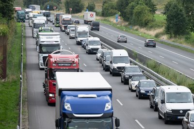 Rund um Christi Himmelfahrt und Pfingsten wird auch auf Sachsens Autobahnen mit Staus gerechnet (Archivbild). 